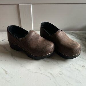 Sanita clogs. Size 28. Brown.